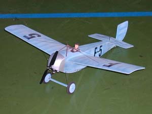 Ponier Miloše Petrboka - závodní letoun r.1912, pohon GWC/Hořejší, materiál Potpron, barvy Agama 